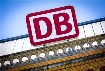 Das Logo der Deutschen Bahn am Hauptbahnhof.
