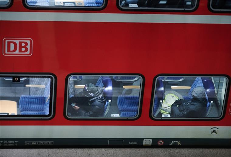 Personen sitzen in einem Regional Express.