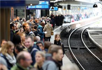 Die Deutsche Bahn stellte Teile des Fernverkehrs wegen des Sturmtiefs ein. 