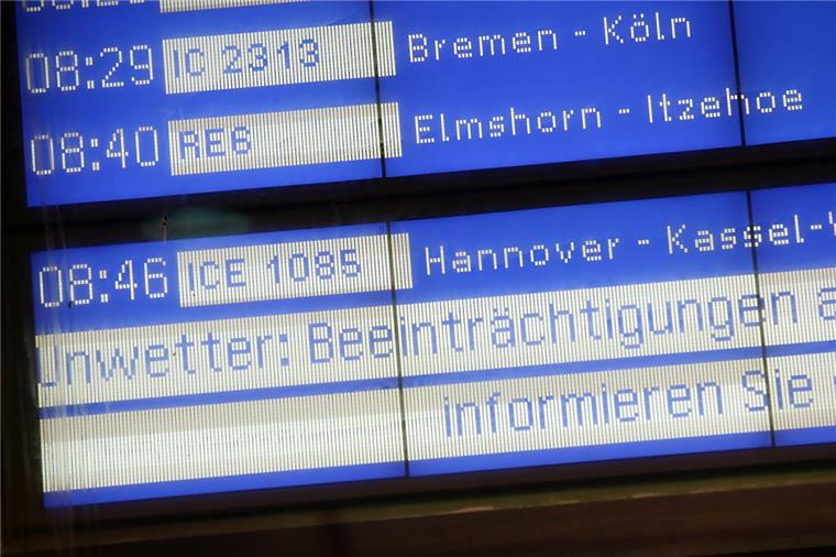 Die Deutsche Bahn warnt wegen des Sturmtiefs "Sabine" vor Ausfällen bei der Bahn.  