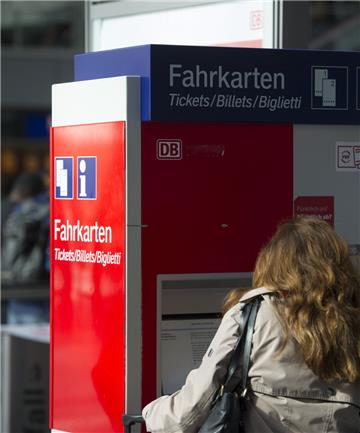 Die Deutsche Bahn wird die Preise für eine Zugfahrt im Fernverkehr im Dezember um rund 1,3 Prozent anheben. 