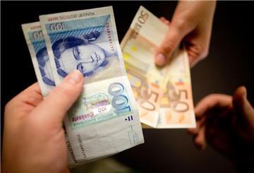D-Mark-Scheine werden gegen Euro-Scheine symbolisch getauscht. 