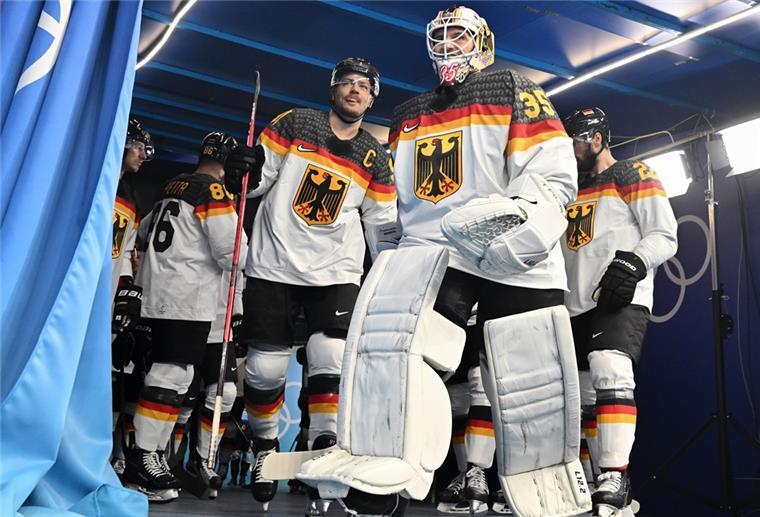 Herber Fehlstart für die deutschen Eishockeymänner Eishockey: Olympia, Kanada - Deutschland, Vorrunde, Gruppe A, 1. Spieltag, Wukesong Arena, Deutschlands Spieler kommen in die Arena.