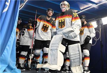 Eishockey: Olympia, Kanada - Deutschland, Vorrunde, Gruppe A, 1. Spieltag, Wukesong Arena, Deutschlands Spieler kommen in die Arena. 