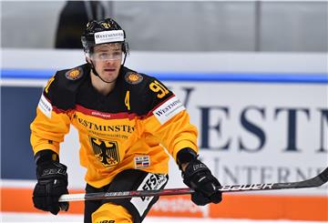 Die deutsche Eishockey-Nationalmannschaft (hier mit Moritz Müller) reist für die WM 2021 nach Riga.