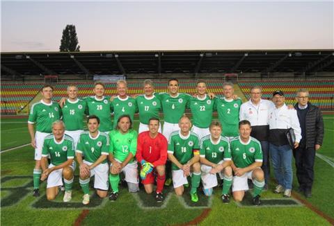 Die Deutsche Fußballnationalmannschaft der Bürgermeister mit Teamchef Detlef Wellbrock aus Loxstedt (vorne, Dritter von rechts).