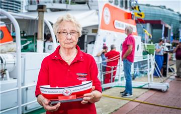 Die Deutsche Gesellschaft zur Rettung Schiffbrüchiger lädt Besucher zum Rundgang an Bord des  Seenotrettungskreuzers "HERMANN RUDOLF MEYER" ein. Die ehrenamtliche Mitarbeiterin Margit Vürst sammelt Geld für die Seenotretter - und wird dafür belohnt. 