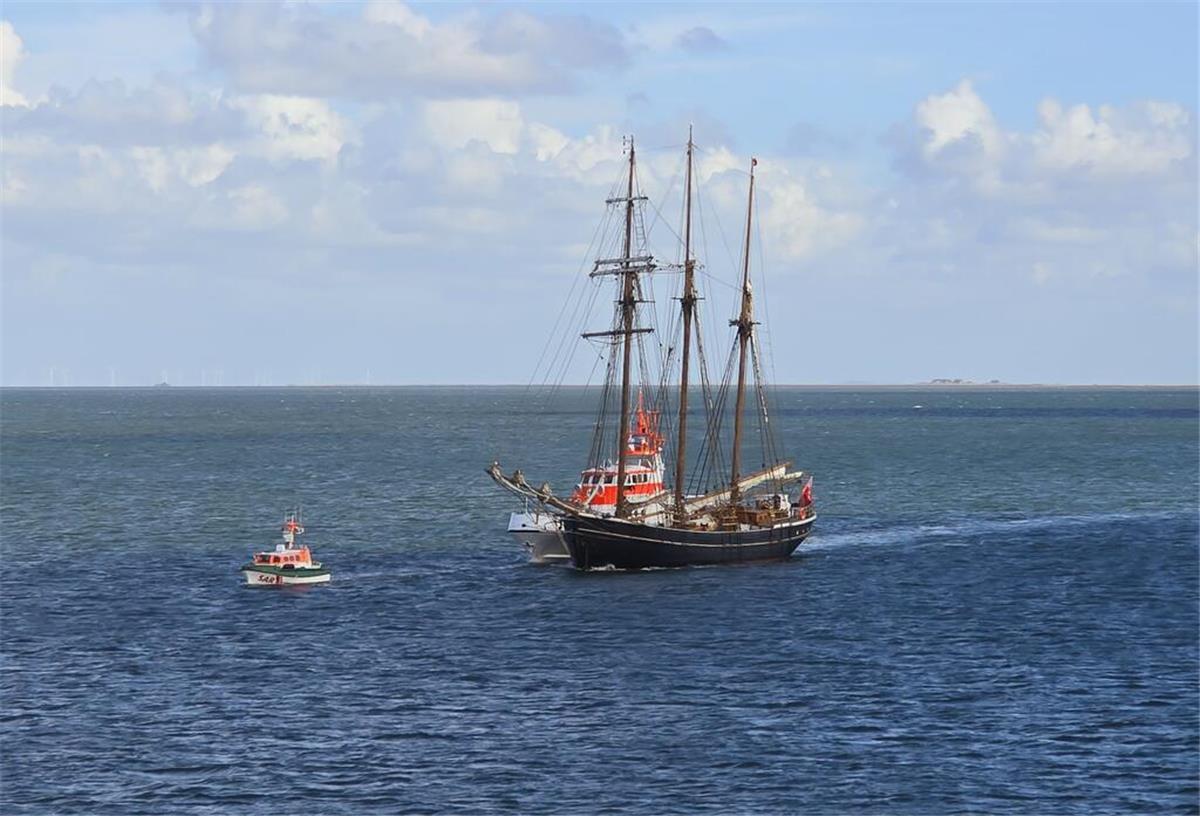 Seenotretter und Dreimaster auf dem offenen Meer 