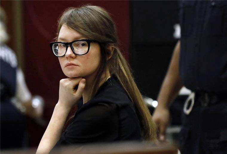 Deutsche Hochstaplerin Sorokin (31) aus Abschiebehaft entlassen Anna Sorokin sitzt am Tisch der Verteidigung während der Beratungen der Geschworenen in ihrem Prozess am New York State Supreme Court am 25. April 2019 in New York