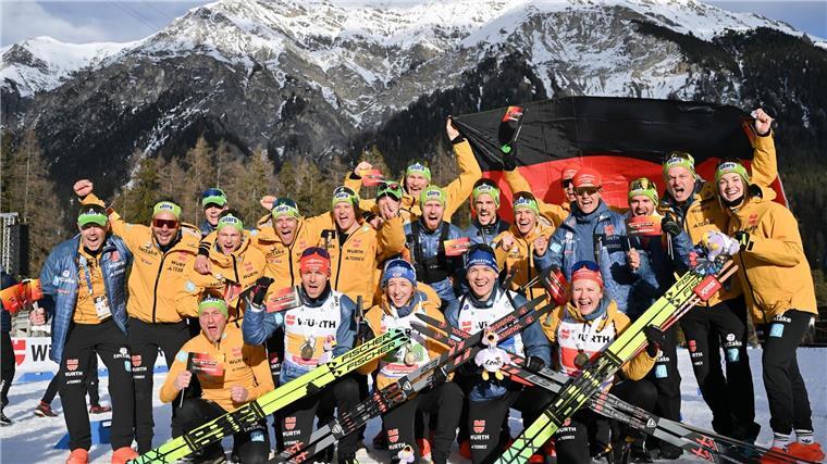 Mit letzter Kraft ins Ziel: Biathleten feiern WM-Bronze Die deutsche Mannschaft feiert den gelungenen WM-Auftakt.