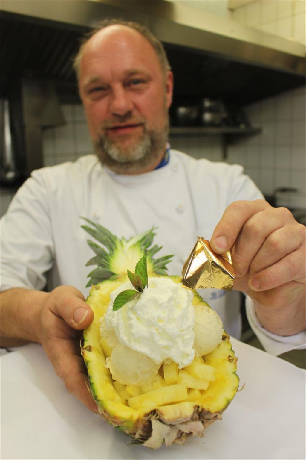 Die deutsche Mannschaft hätte sich mittlerweile bestimmt gefreut, wenn sie bei der WM wenigstens noch ein Spiel um die „Goldene Ananas“ gehabt hätte. Ein Spiel nämlich, in dem es um nichts mehr geht – wie dem um Platz 3. Die Verlierer der Halbfinals treten dort an, obwohl nach der Enttäuschung, das Finale verpasst zu haben, keiner mehr Lust darauf hat. In Kokosöl marinierte Ananas, Vanilleeis und Baileys – bei dieser goldenen Ananas von Björn Wolters gewinnt wortwörtlich jeder. Beim Fußball fiebern er und seine Mitarbeiter in der Küche mit, da hängt nämlich ein Fernseher. Wolters, Inhaber des Wremer Restaurants „Zur Börse“, hatte auf Deutschland als Weltmeister getippt. Die goldene Ananas steht eigentlich nicht auf seiner Karte, aber für Fußballfans bereitet er sie gern auf Wunsch während der Weltmeisterschaft zu. „Eigentlich haben wir Erdbeer- oder Kirschenzeit. Aber so ein Exot wie die Ananas kommt zu jeder Jahreszeit gut an“, sagt er. Die deutsche Nationalmannschaft kennt übrigens solche Spiele um die Goldene Ananas. Beim Sommermärchen 2006 stand nach der 0:2-Niederlage gegen Italien noch der „Freundschaftskick“ gegen Portugal in Stuttgart an. Und obwohl die Enttäuschung noch tief saß, entwickelte sich eine tolle Partie, mit zwei fantastischen Toren von Schweinsteiger, und auch Olli Kahn kam noch zum Einsatz. Man sieht, auch solche Spiele um die Goldene Ananas können einem noch gut schmecken. (dth, cd)