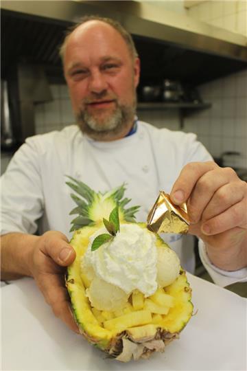 Die deutsche Mannschaft hätte sich mittlerweile bestimmt gefreut, wenn sie bei der WM wenigstens noch ein Spiel um die „Goldene Ananas“ gehabt hätte. Ein Spiel nämlich, in dem es um nichts mehr geht – wie dem um Platz 3. Die Verlierer der Halbfinals treten dort an, obwohl nach der Enttäuschung, das Finale verpasst zu haben, keiner mehr Lust darauf hat. In Kokosöl marinierte Ananas, Vanilleeis und Baileys – bei dieser goldenen Ananas von Björn Wolters gewinnt wortwörtlich jeder. Beim Fußball fiebern er und seine Mitarbeiter in der Küche mit, da hängt nämlich ein Fernseher. Wolters, Inhaber des Wremer Restaurants „Zur Börse“, hatte auf Deutschland als Weltmeister getippt. Die goldene Ananas steht eigentlich nicht auf seiner Karte, aber für Fußballfans bereitet er sie gern auf Wunsch während der Weltmeisterschaft zu. „Eigentlich haben wir Erdbeer- oder Kirschenzeit. Aber so ein Exot wie die Ananas kommt zu jeder Jahreszeit gut an“, sagt er. Die deutsche Nationalmannschaft kennt übrigens solche Spiele um die Goldene Ananas. Beim Sommermärchen 2006 stand nach der 0:2-Niederlage gegen Italien noch der „Freundschaftskick“ gegen Portugal in Stuttgart an. Und obwohl die Enttäuschung noch tief saß, entwickelte sich eine tolle Partie, mit zwei fantastischen Toren von Schweinsteiger, und auch Olli Kahn kam noch zum Einsatz. Man sieht, auch solche Spiele um die Goldene Ananas können einem noch gut schmecken. (dth, cd)