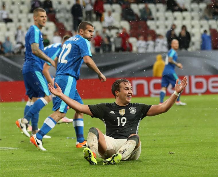 Nationalmannschaft verliert EM-Test gegen Slowakei 1:3 Die deutsche Nationalmannschaft landete gegen die Slowaken auf dem Hosenboden. Hier beschwert sich Mario Götze über einen nicht gegebenen Elfmeter. Foto Charisius/dpa