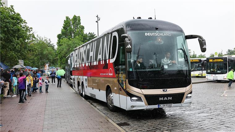 Mehr Züge und Sonderangebote: Fans sollen mit der Bahn zu den EM-Spielen reisen Die deutsche Nationalmannschaft reist zu den EM-Spielen nicht mit der Bahn, sondern mit dem Bus.