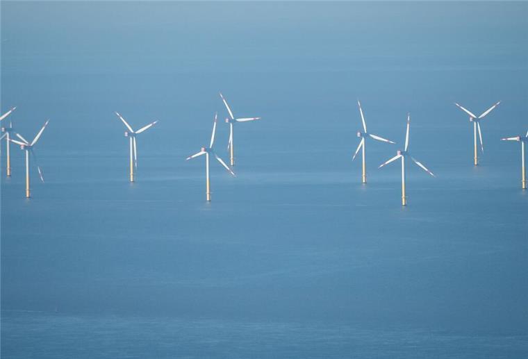 Die Nordsee ist voll: Schifffahrt, Windkraft und Militär konkurrieren um Platz ARCHIV - 07.08.2020, Niedersachsen, Nordsee: Ein Offshore-Windpark in der Nordsee. (zu dpa: «Auf der deutschen Nordsee geht der Platz aus») Foto: Sina Schuldt/dpa +++ dpa-Bildfunk +++