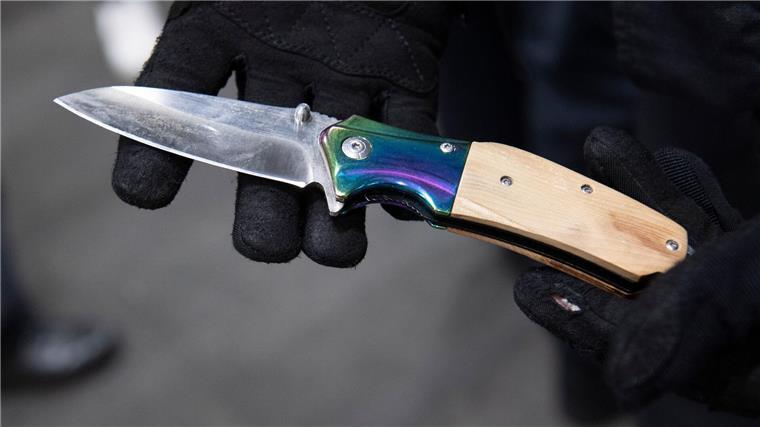 Illegale Waffen: Polizeigewerkschaft will härte Strafen Die Deutsche Polizeigewerkschaft (DPolG) Bremen fordert eine Verschärfung der Strafen für den Besitz und das Mitführen verbotener Messer. (Symbolbild)