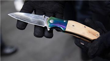 Die Deutsche Polizeigewerkschaft (DPolG) Bremen fordert eine Verschärfung der Strafen für den Besitz und das Mitführen verbotener Messer. (Symbolbild)