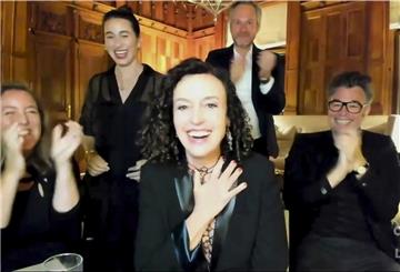 Die deutsche Regisseurin Maria Schrader (M) freut sich in der Videoschalte mit ihrem Team über den Preis für die beste Regie in einer Miniserie bei den Emmy Awards. 