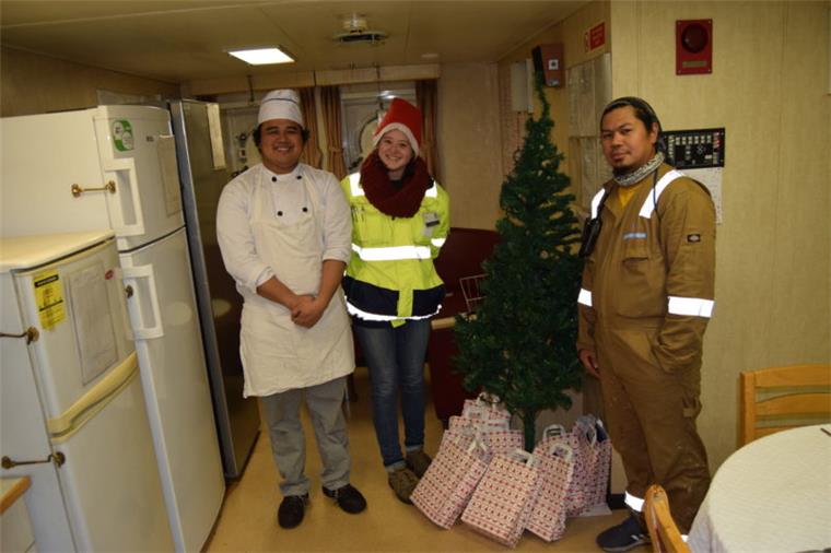 Geschenke an 900 Seeleute in Cuxhaven Die Deutsche Seemannsmission Cuxhaven beschenkt über 900 Seeleute, die an Weihnachten nicht zu Hause sein können. Ihre Mitarbeiter sind für die Seefahrer nicht nur in der Weihnachtszeit, sondern das ganze Jahr über die wichtigsten Bezugspersonen im Hafen.