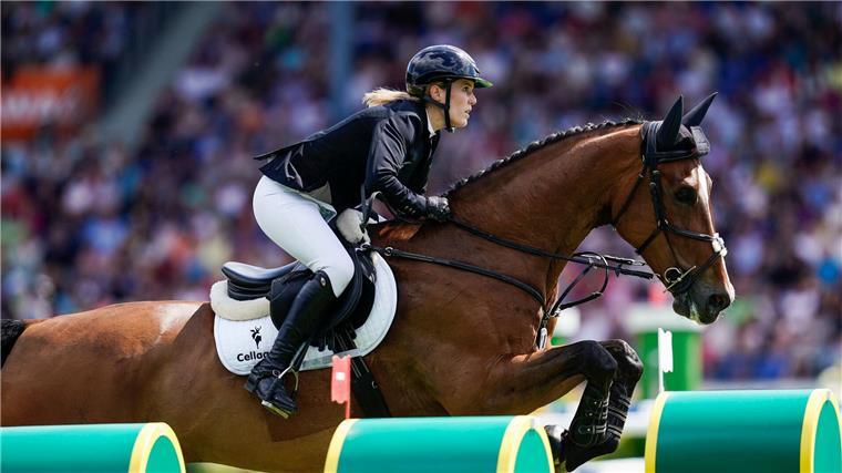 Meyer-Zimmermann reitet in Stockholm auf Platz vier Die deutsche Springreiterin Janne Friederike Meyer-Zimmermann auf dem Pferd Messi.