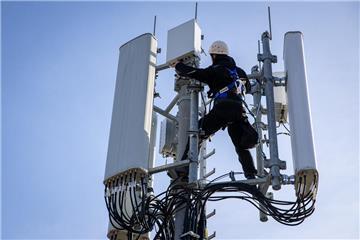 Ein Techniker der Deutschen Telekom führt an einem Mobilfunkmast eine Reparaturarbeit an einer aktiven 5G-Antenne (3,6 Ghz) durch. Die Deutsche Telekom verbessert die Mobilfunkversorgung in Bremen durch neue LTE- und 5G-Standorte.