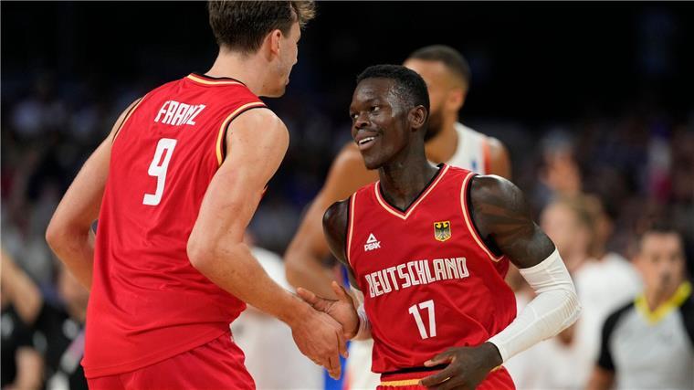 Die deutschen Basketballer um Franz Wagner (l.) und Dennis Schröder (r.) treffen im Viertelfinale auf Griechenland.