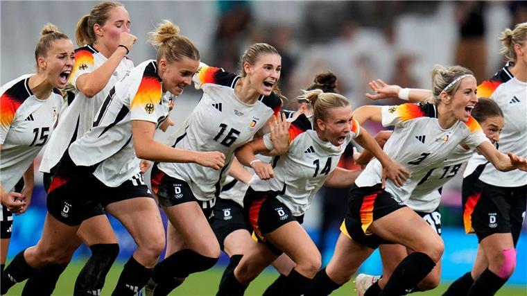 Die deutschen Fußballerinnen jubeln über ihren Sieg im Elfmeterschießen.