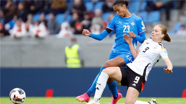 Die deutschen Fußballerinnen um Sjoeke Nüsken (r) unterlagen in Island.
