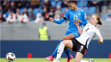 Die deutschen Fußballerinnen um Sjoeke Nüsken (r) unterlagen in Island.