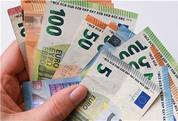 Die Deutschen geben in der Corona-Krise weniger Geld aus.