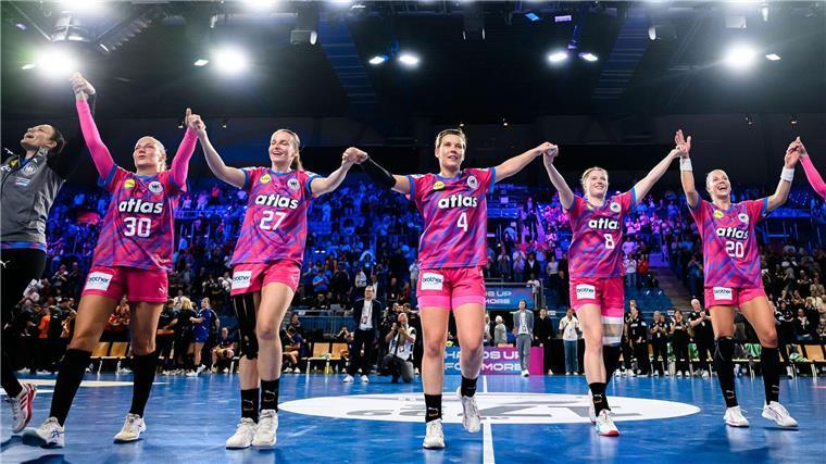 Die deutschen Handballerinnen bejubeln den 27:22-Sieg gegen die Niederlande.
