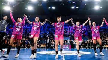 Die deutschen Handballerinnen bejubeln den 27:22-Sieg gegen die Niederlande.