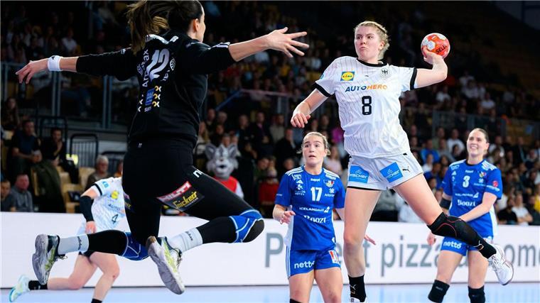 Sieg gegen Island: Handballerinnen in EM-Hauptrunde Die deutschen Handballerinnen stehen nach dem Sieg gegen Island in der EM-Hauptrunde.