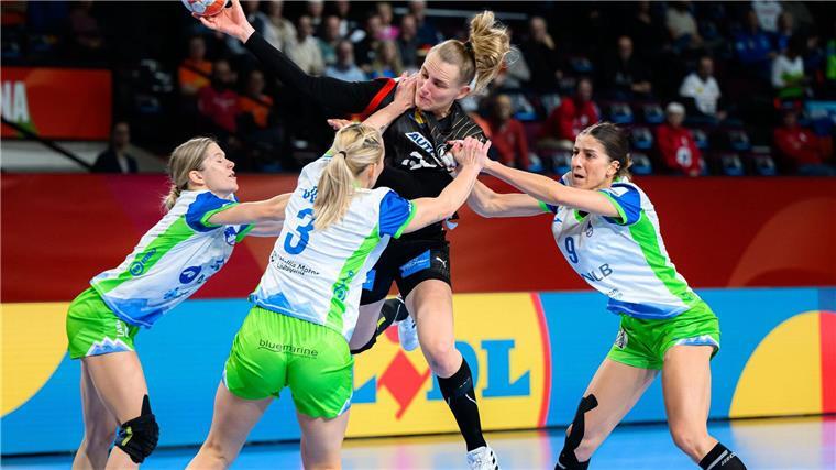 Sieg gegen Slowenien: Handball-Frauen EM-Siebter Die deutschen Handballerinnen um Annika Lott haben zum EM-Abschluss einen klaren Sieg gegen Slowenien gefeiert.
