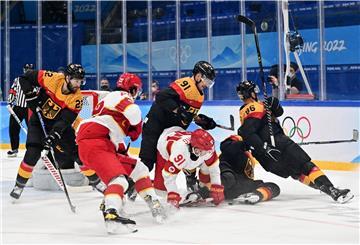 Olympia, Eishockey, Vorrunde, Gruppe A, Deutschland - China, im Nationalen Hallenstadion, Die Spieler aus Deutschland und China kämpfen um den Puck. 