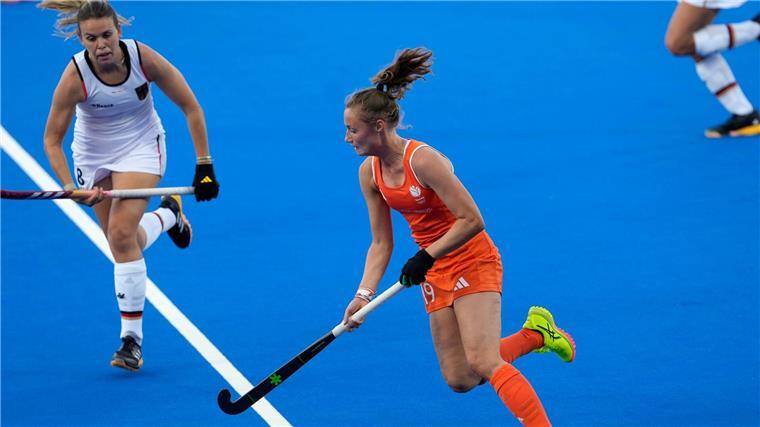 Die deutschen Hockey-Frauen lieferten sich mit Topfavorit Niederlande ein packendes Vorrunden-Duell.