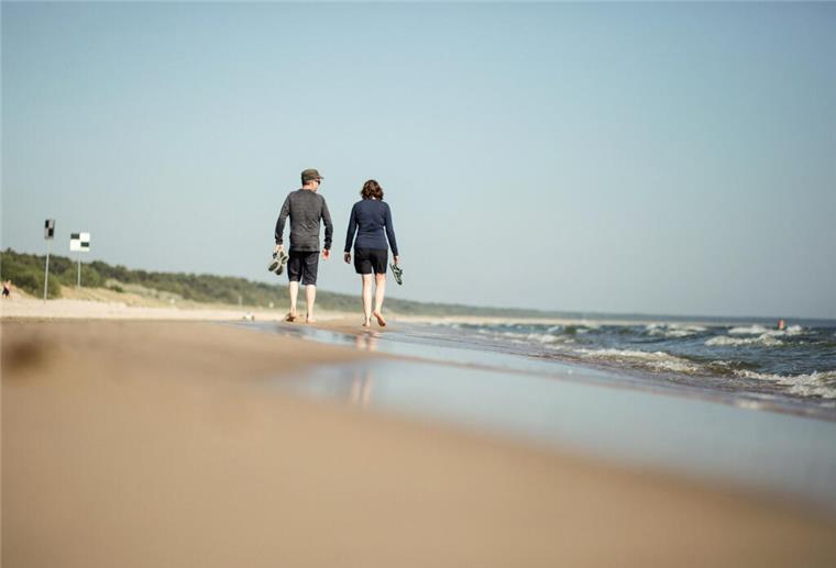 Ein Paar spaziert am Wasser entlang am Strand in Trassenheide (Usedom) am 6. Juni 2019. ...Zum KNA-Text "Studie: Reiselust der Deutschen auf Rekordniveau"