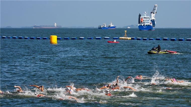 Die deutschen Schwimmerinnen haben im WM-Freiwasserrennen über zehn Kilometer große Probleme mit der Hitze.