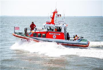 Das DGzRS-Boot «Peter Habig» fährt an der Küste von Wilhelmshaven