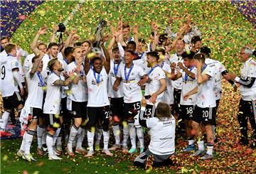 Die deutschen Spieler feiern im Konfettiregen.
