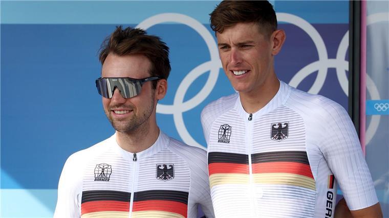 Die deutschen Starter Maximilian Schachmann (l) und Nils Politt