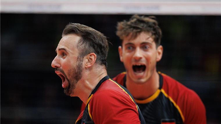Die deutschen Volleyballer um Georg Grozer (l) sind erstmals seit zwölf Jahren wieder bei Sommerspielen dabei.