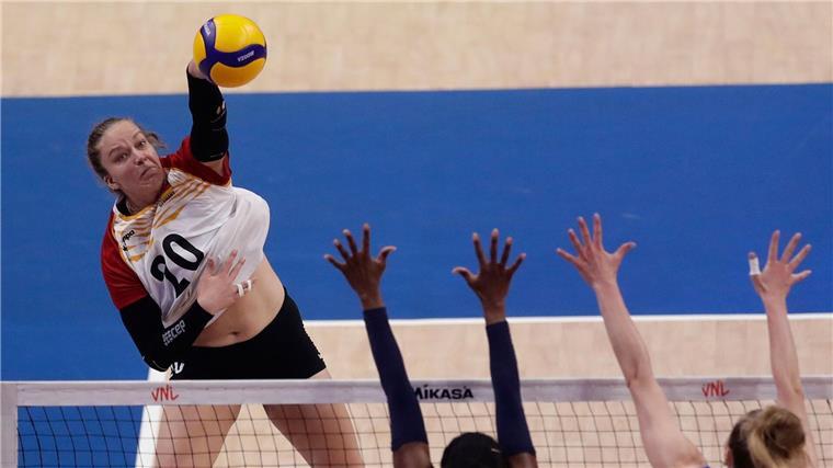 Deutsche Volleyballerinnen verlieren gegen die Niederlande Die deutschen Volleyballerinnen um Diagonalangreiferin Lena Kindermann (l) mussten sich den Niederlanden geschlagen geben.