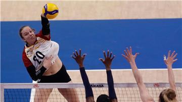 Die deutschen Volleyballerinnen um Diagonalangreiferin Lena Kindermann (l) mussten sich den Niederlanden geschlagen geben.