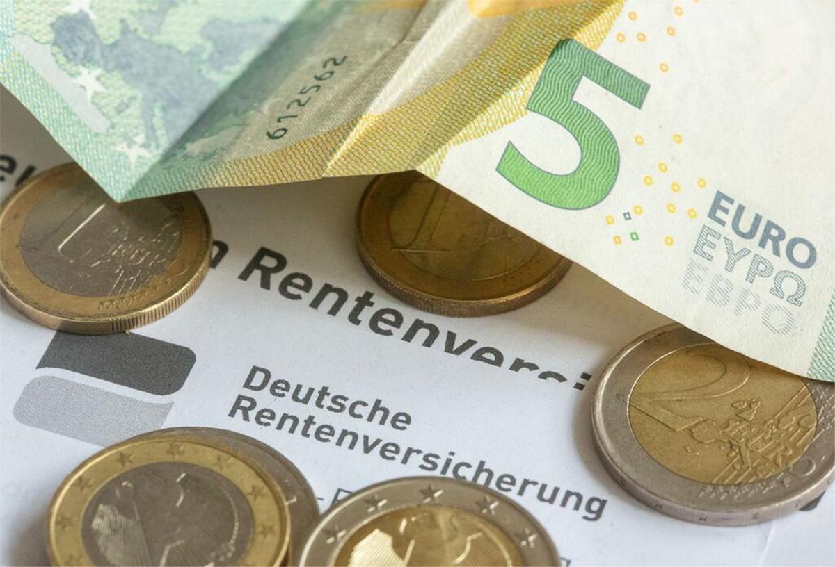 Rente erst ab 69 Jahren! Diese Jahrgänge könnten betroffen sein Mehrere Geldscheine liegen auf einem Rentenbescheid.