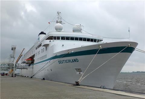 Die „Deutschland“ fährt den Sommer über für Phoenix Reisen.