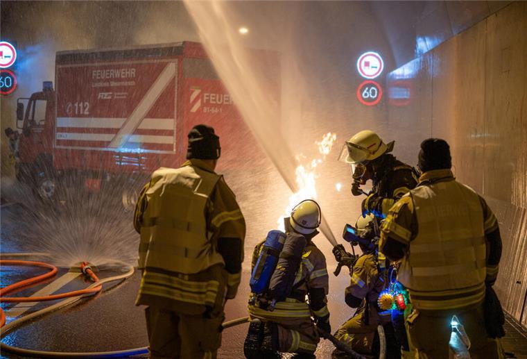 Die Devise der Feuerwehr heißt: Erst retten, dann löschen. Bei einem Einsatz im Tunnel läuft es andersherum.