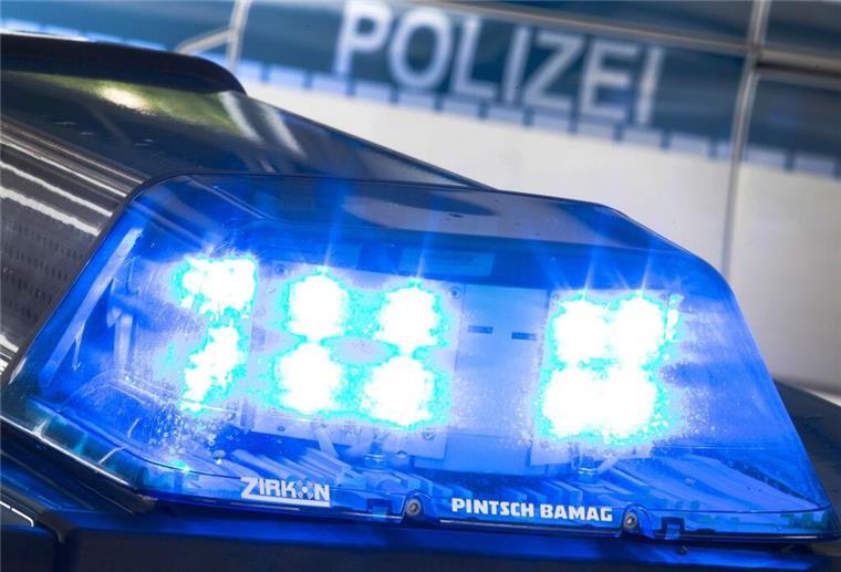 Bremerhaven: Ladendieb will mit dem Bus flüchten Blaulicht auf Polizeifahrzeug
