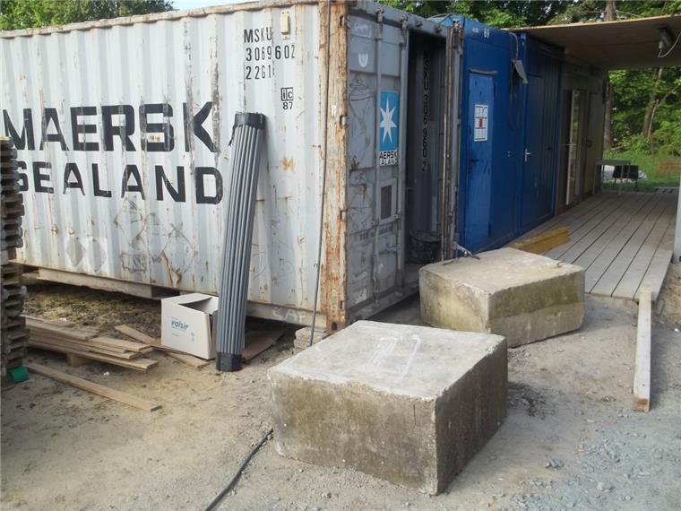 Die Diebe hebelten zwei tonnenschwere Betonklötze zur Seite, um in Geestemünde einen Container aufzubrechen.