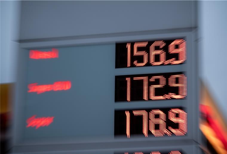 Entlastungen bei der Kfz-Steuer für Diesel-Fahrer keine gute Idee Eine elektronische Anzeigetafel zeigt die aktuellen Benzinpreise einer Tankstelle.